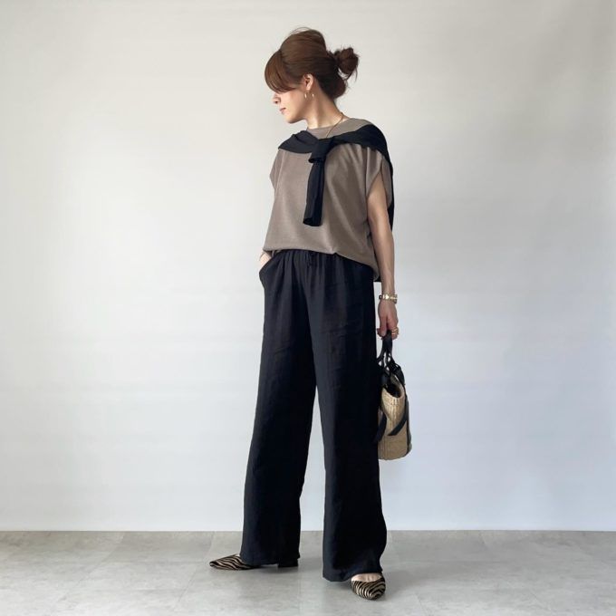 GUのブラウンの「ループヤーンウエストタックT(ノースリーブ)」×ワッシャーワイドパンツ