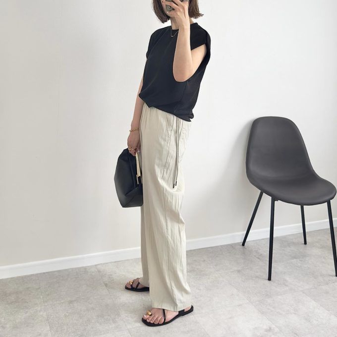 GUのブラックの「ループヤーンウエストタックT(ノースリーブ)」×レーヨンナイロンドロストシャーリングパンツ