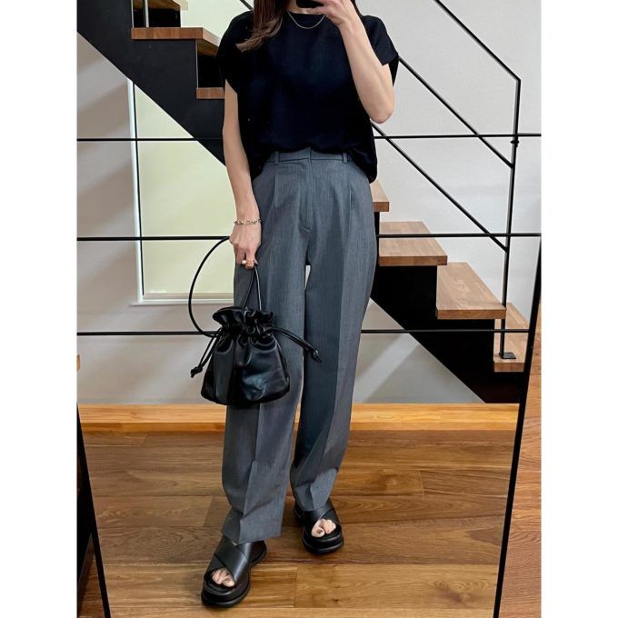 GUのブラックの「ループヤーンウエストタックT(ノースリーブ)」×タックワイドパンツ