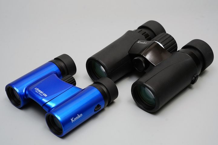 写真手前がケンコー「Classi-air 8X21DH」、奥がケンコー「ウルトラビューEX コンパクト 8×32」。大きさが結構違うのがわかります。