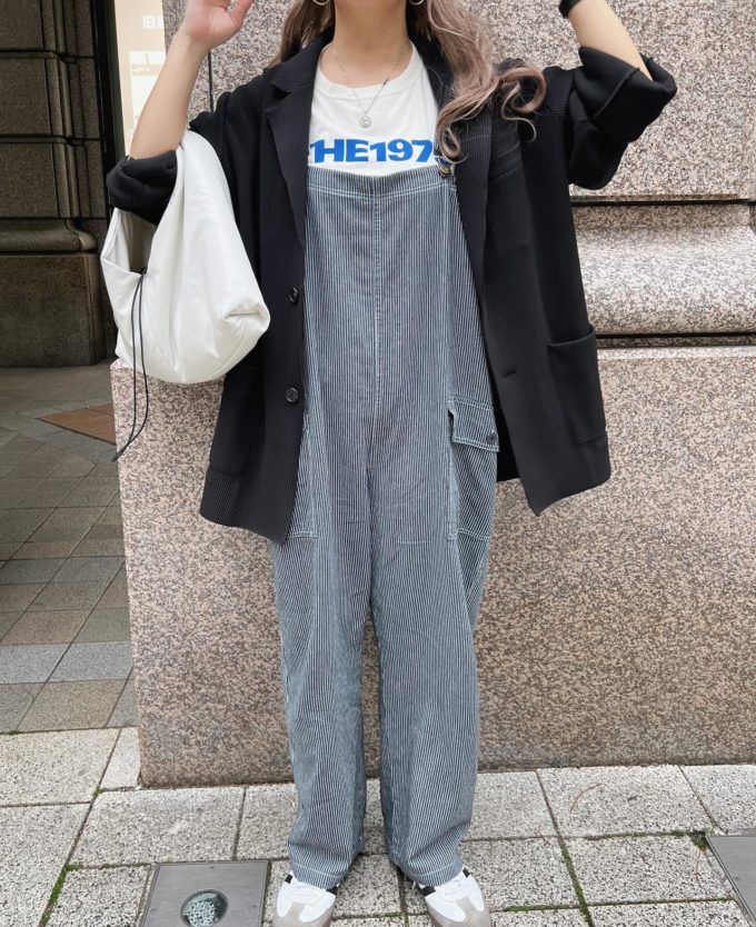 コーデュロイテーラードジャケット×しまむらの「ヒッコリーコクーンサロペットパンツ」