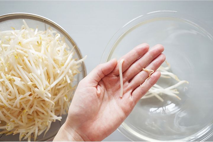 ▲1本1本の“ひげ根”を取るのは面倒ですが、この“ひと手間”でもやしの食感が際立ちますよ。