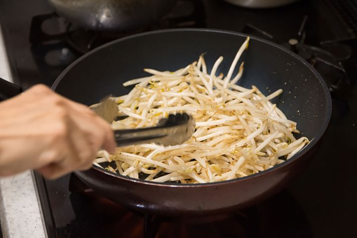 ▲もやしの風味と栄養を損ねないよう、サッと火を通すのがコツ。