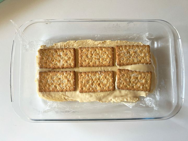 【レンジで簡単】まろやかとろっとクッキーチーズケーキサンド【渡辺友美子のコーヒーに合うお菓子のレシピ vol.41 〜レシピで旅するヨーロッパ〜】