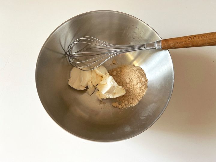 【レンジで簡単】まろやかとろっとクッキーチーズケーキサンド【渡辺友美子のコーヒーに合うお菓子のレシピ vol.41 〜レシピで旅するヨーロッパ〜】