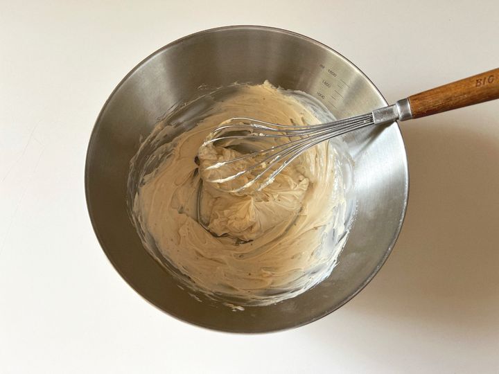 【レンジで簡単】まろやかとろっとクッキーチーズケーキサンド【渡辺友美子のコーヒーに合うお菓子のレシピ vol.41 〜レシピで旅するヨーロッパ〜】