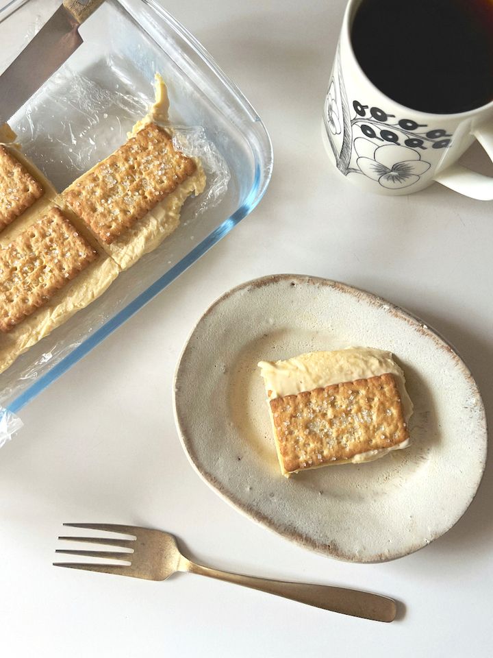 【レンジで簡単】まろやかとろっとクッキーチーズケーキサンド【渡辺友美子のコーヒーに合うお菓子のレシピ vol.41 〜レシピで旅するヨーロッパ〜】