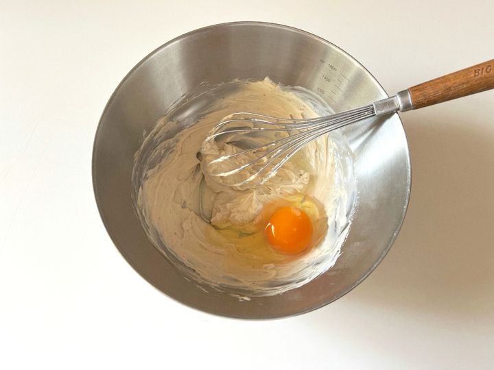 【レンジで簡単】まろやかとろっとクッキーチーズケーキサンド【渡辺友美子のコーヒーに合うお菓子のレシピ vol.41 〜レシピで旅するヨーロッパ〜】