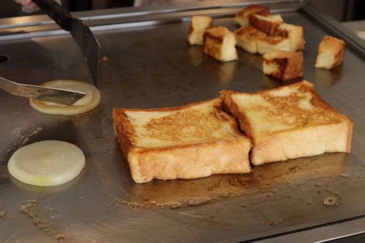 オープンキッチンで焼いている様子が見られる