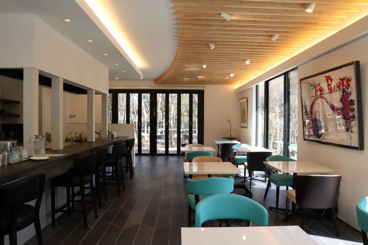 窓が大きくとられた明るい店内