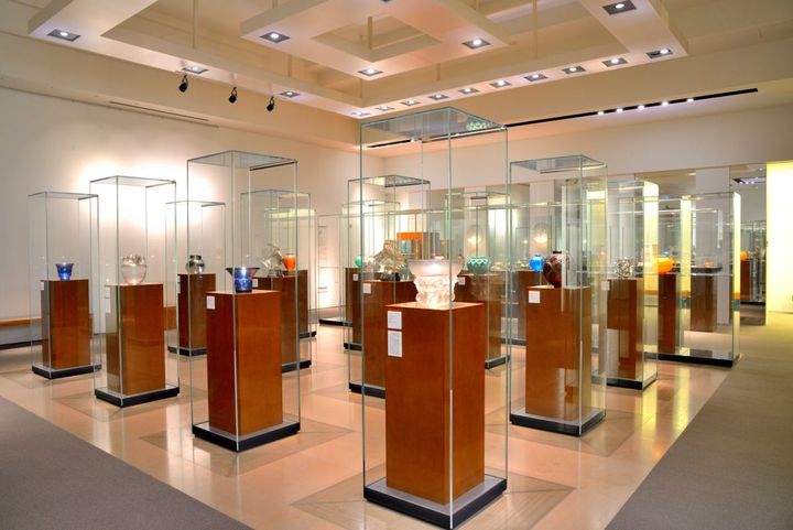 ガラス工芸品やジュエリーの傑作が並ぶ