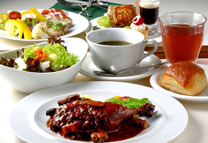 メイン＆ビュッフェセット。この日のメインは骨付き鶏肉の赤ワイン煮込み