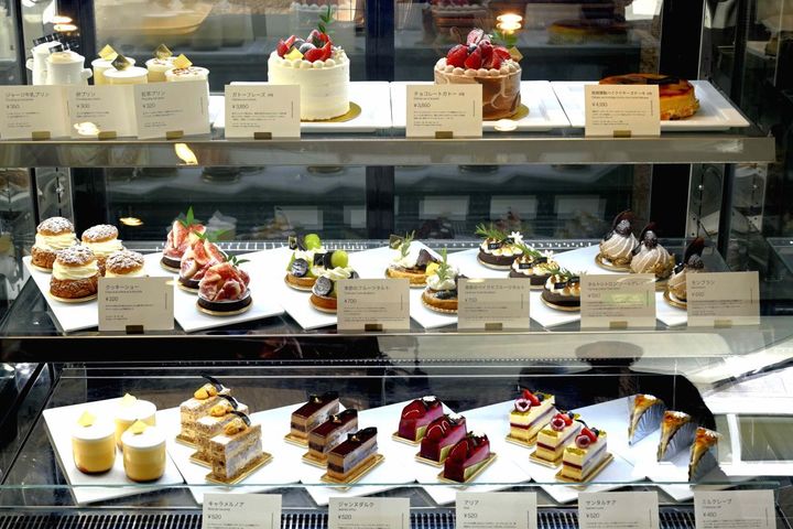 レストランの入り口横のショーケースにスイーツが並ぶ