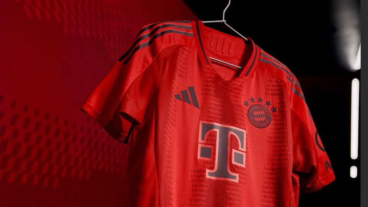 バイエルンが2024-25新ユニフォームを発表！白を排除した「真紅のデザイン」で王座奪還を目指す