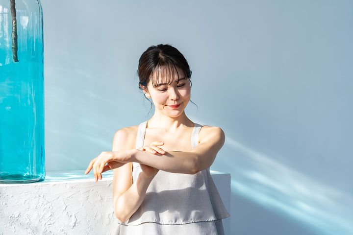 日焼け止めを塗る女性のイメージ