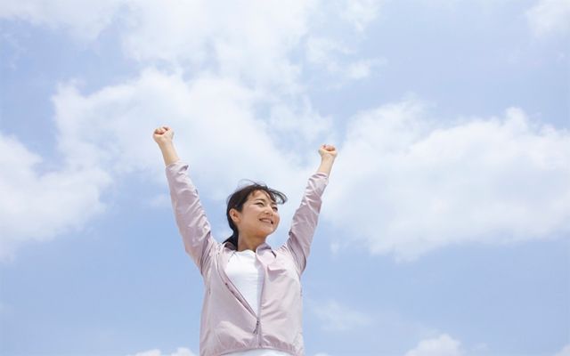 青空の下にいる女性