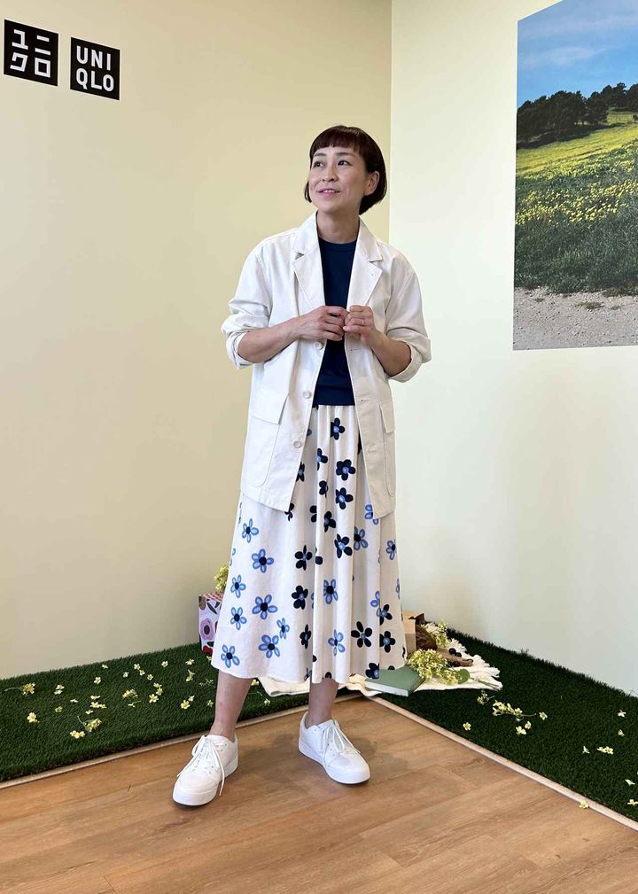 画像: 【ユニクロ×マリメッコ】リネンブレンドスカート¥4,990、【ユニクロ アンド ジェイダブリュー アンダーソン】コットンジャケット¥6,990、【ユニクロ】ソフトリブクルーネックT（半袖）¥1,500、【ユニクロ：シー】スニーカー¥3,990 ※佐藤さんの身長は165cmで、Mサイズを着用 www.uniqlo.com