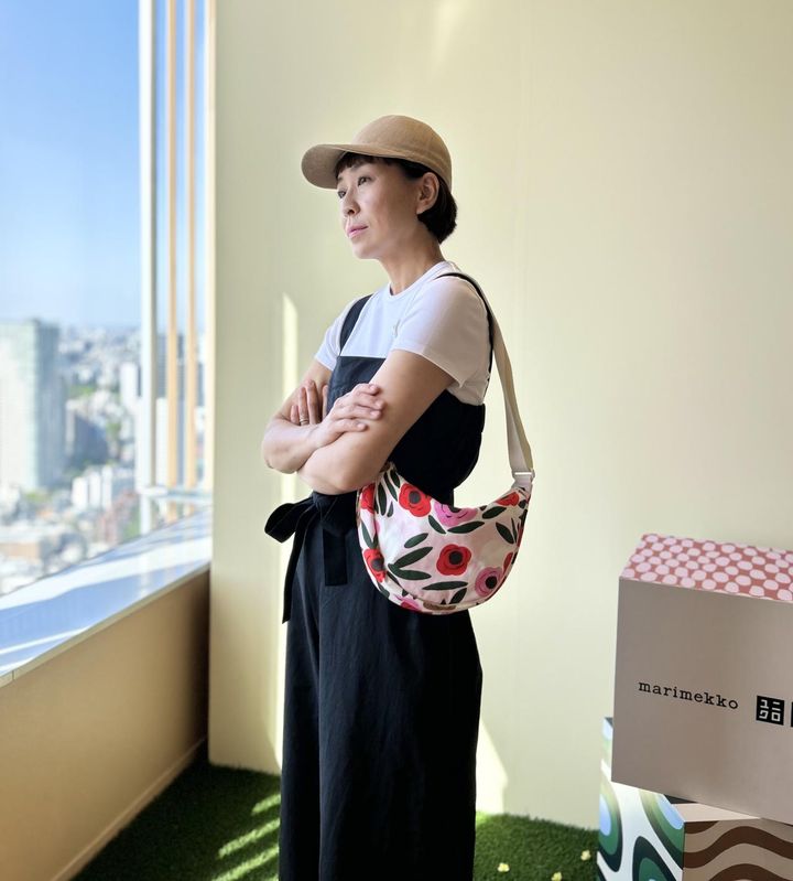 画像: 【ユニクロ×マリメッコ】ラウンドミニショルダーバッグ¥1,500、【ユニクロ】リネンブレンドサロペット¥4,990、ソフトリブクルーネックT（半袖）¥1,500、UVカットニットキャップ¥1,990 ※佐藤さんの身長は165cmで、Mサイズを着用 www.uniqlo.com