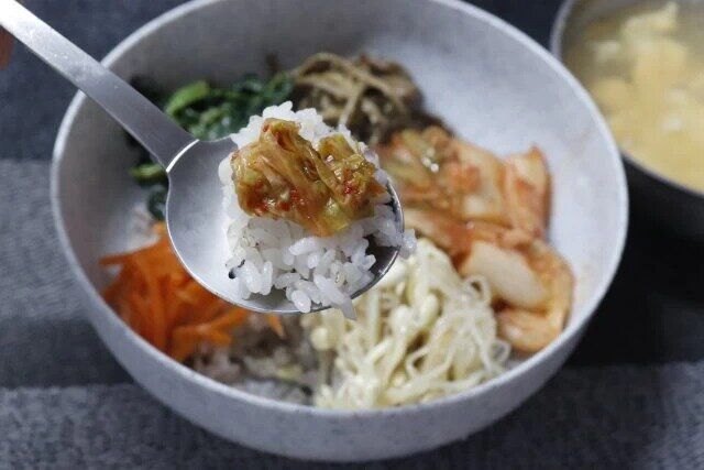 セリアのスッカラ ベーシックタイプで料理をすくう様子