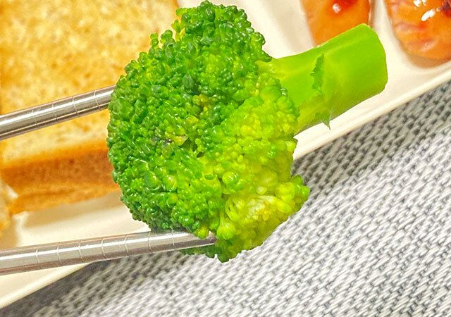 セリアのチョッカラ くすみカラーで食材を掴む様子