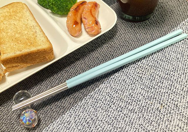 セリアのチョッカラ くすみカラーを箸置きに置く様子