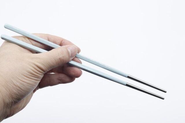 セリアのチョッカラ くすみカラーを手に持った様子