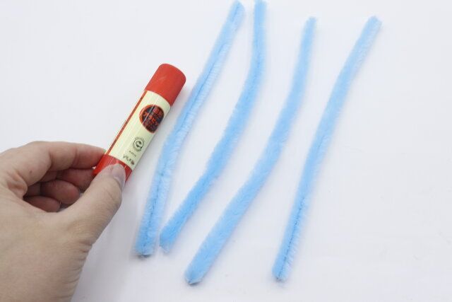 キャンドゥのモケモケ極太モールタイ／30Pをスティックのりと比較したサイズ