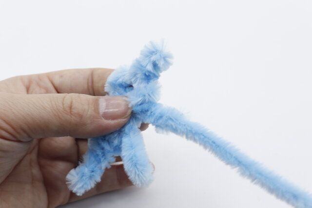 キャンドゥのモケモケ極太モールタイ／30Pでハンドメイドの人形を作る様子