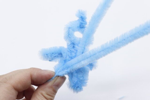 キャンドゥのモケモケ極太モールタイ／30Pでモール人形を作る様子