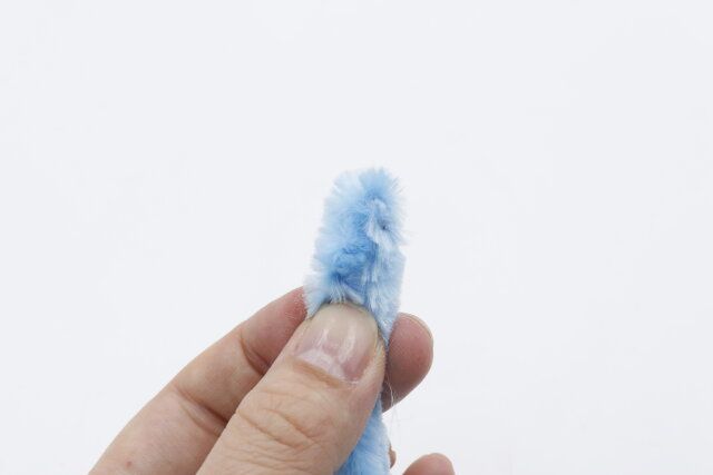 キャンドゥのモケモケ極太モールタイ／30Pで鳥のモールドールを作る様子