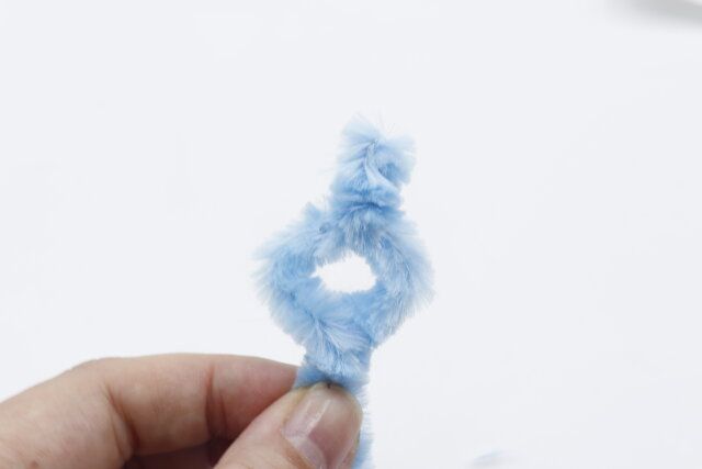 キャンドゥのモケモケ極太モールタイ／30Pでモールドールを作る様子