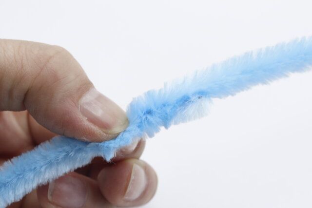 キャンドゥのモケモケ極太モールタイ／30Pを繋げる様子