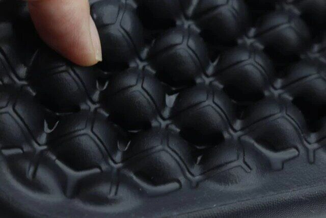 ダイソーの穴あきのEVA健康サンダルの内側に凹凸がある