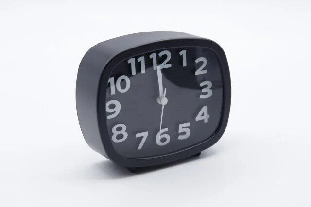ダイソーのスクエア型のライト付目覚まし時計