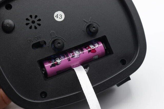 ダイソーのスクエア型のライト付目覚まし時計の裏側