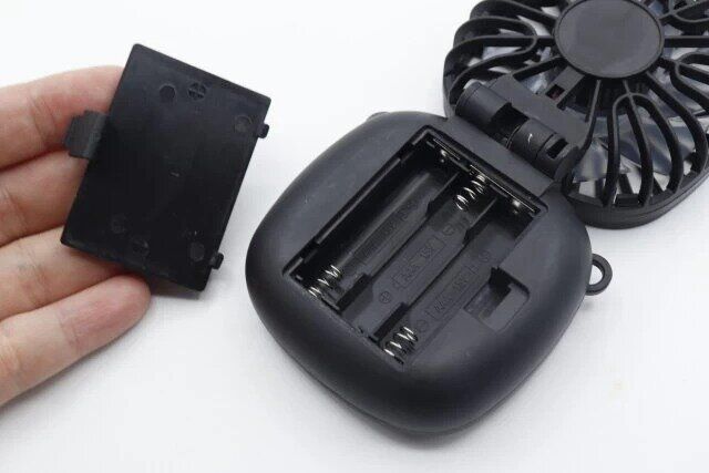 ダイソーの電池式の折りたたみ扇風機の電池入れる箇所