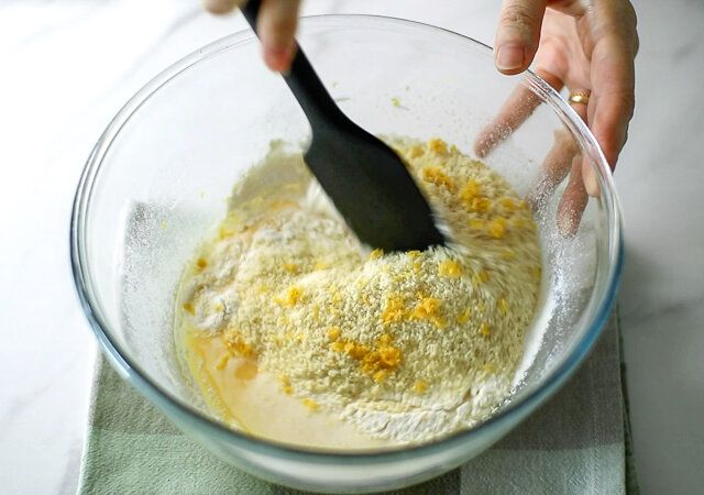 レモンマフィン レシピ 粉類とレモンの皮を加えて混ぜる