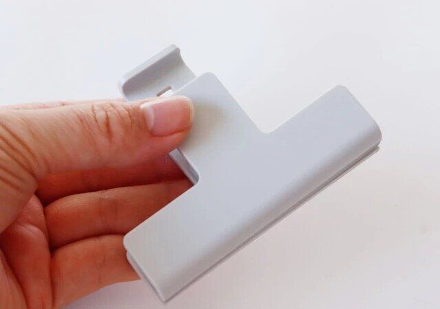 セリアのスマホが立てられるスタンドクリップ ワイド