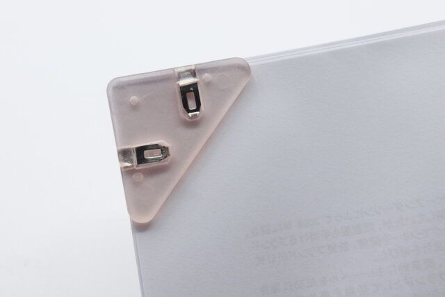 セリアのコーナークリップ 6Pで書類をまとめた様子