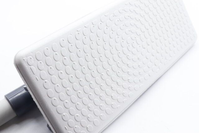 ダイソーのクリップ型モップ（マイクロファイバークロス1枚付）のヘッド部分はクッション素材