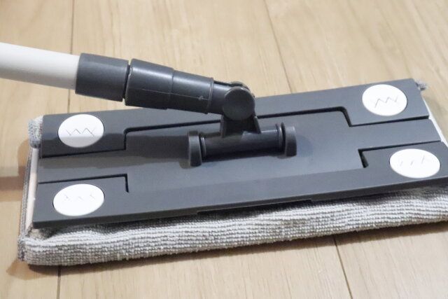 ダイソーのクリップ型モップ（マイクロファイバークロス1枚付）は角度調整が可能