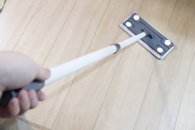 ダイソーのクリップ型モップ（マイクロファイバークロス1枚付）は長さ調整が可能