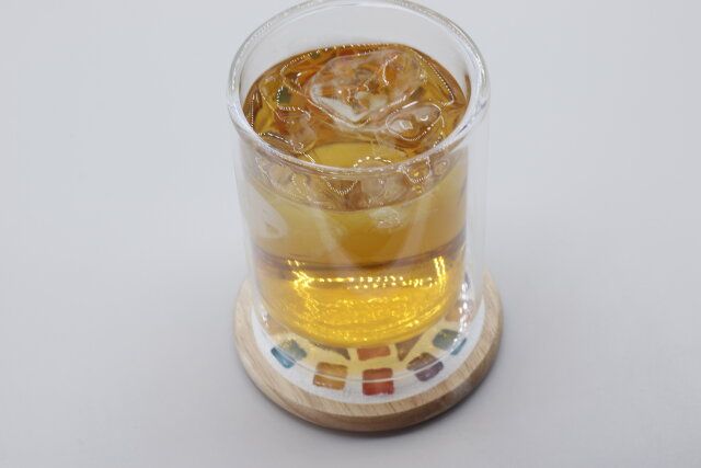 セリアのクラフト用モザイクタイル 60g（シャーベット）で作ったコースターの使用例