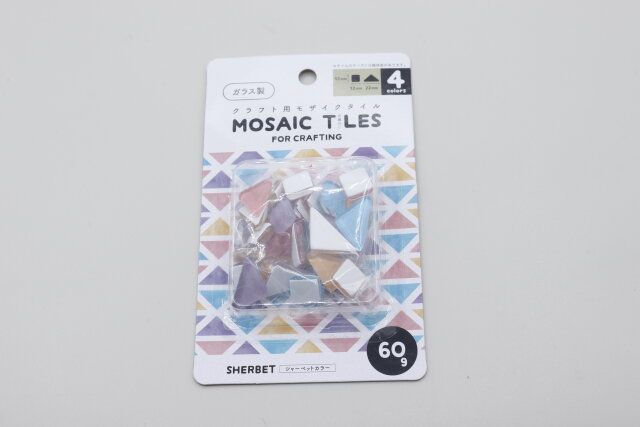 セリアのクラフト用モザイクタイル 60g（シャーベット）のパッケージ