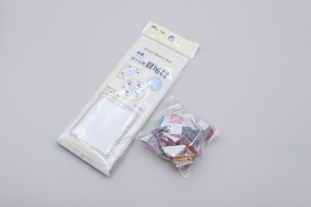 セリアのクラフト用モザイクタイル 60g（シャーベット）と目地材