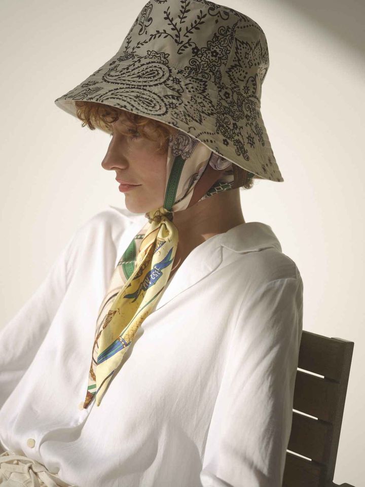 画像: manipuri ＜リバーシブル ハット＞17,600円（税込） ＜シルク ダイヤ型スカーフ ＞ペーパートイ 15,400円（税込） 出典：マニプリ