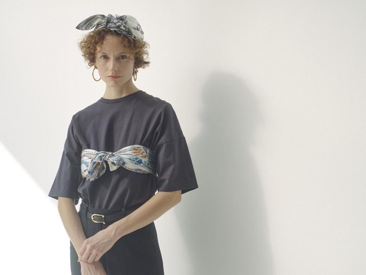 画像: manipuri ＜シルクスカーフ65＞フレームフラワー 15,400円（税込） ＜シルクスカーフ88＞サラサ 19,800円（税込） 出典：マニプリ