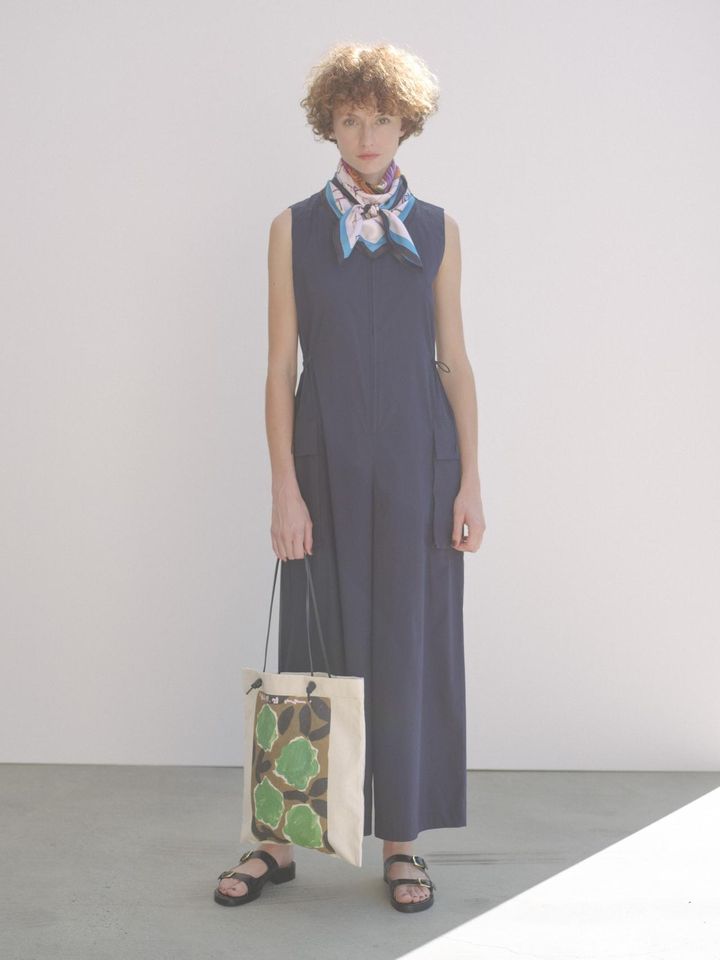 画像: manipuri ＜シルクスカーフ65＞LDN 15,400円（税込） ＜キャンバス プリント トート＞ 16,280円（税込） 出典：マニプリ