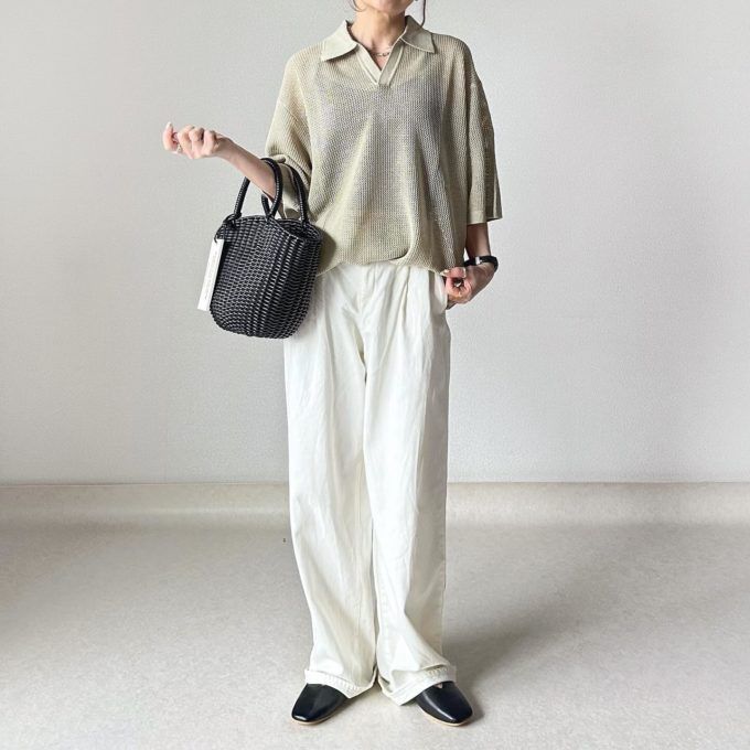 GUメンズのグリーンの「ウォッシャブルニットスキッパーポロシャツ(5分袖)」×ドレープデニムタックパンツ