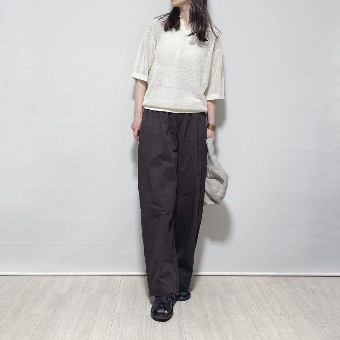 GUメンズのオフホワイトの「ウォッシャブルニットスキッパーポロシャツ(5分袖)」×ワイドパンツ